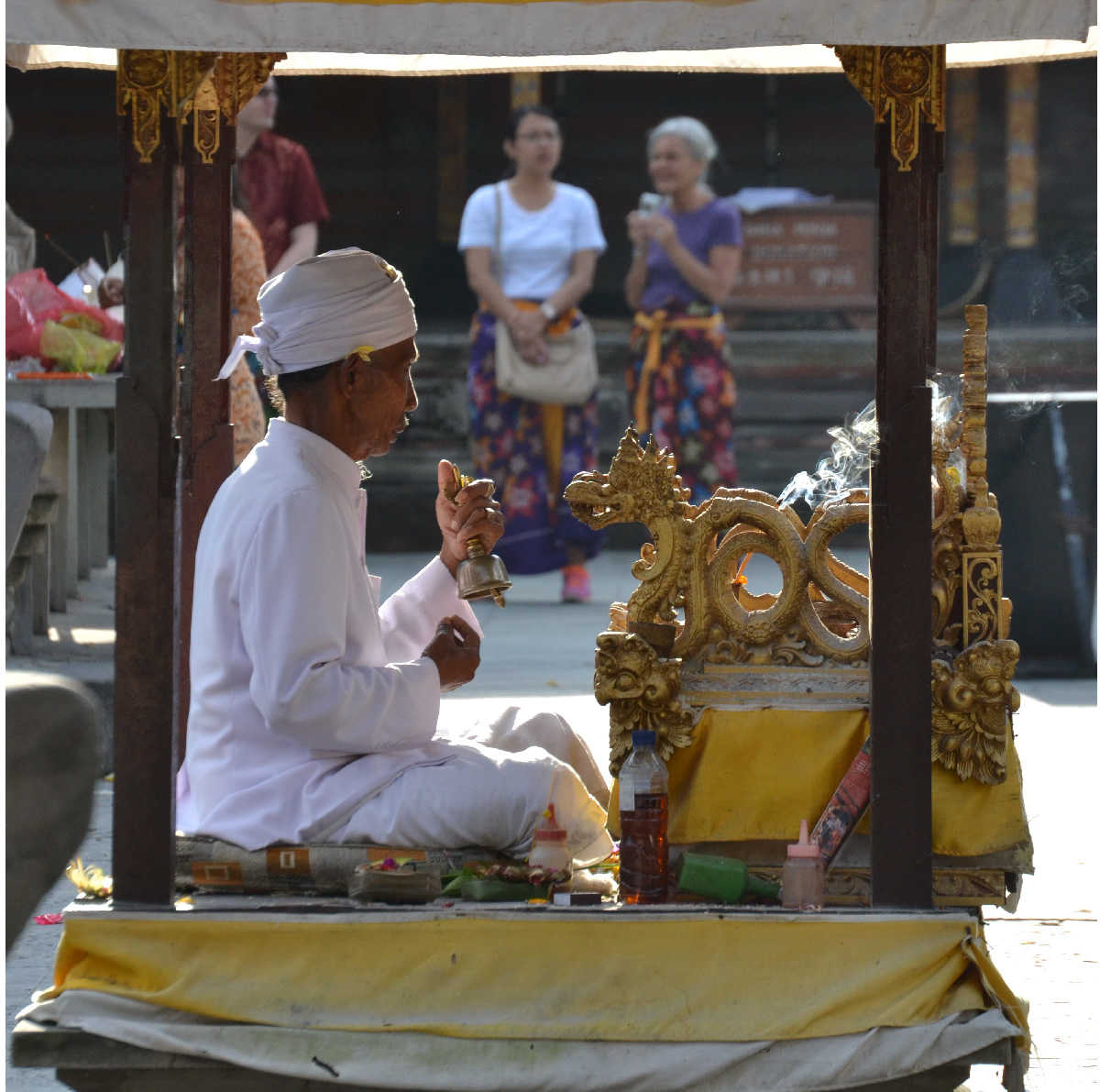 sacerdote in un tempio a Bali
